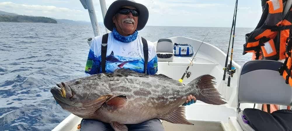 Mero en pesca de arrecife desde Cambutal, Los Santos, Panamá