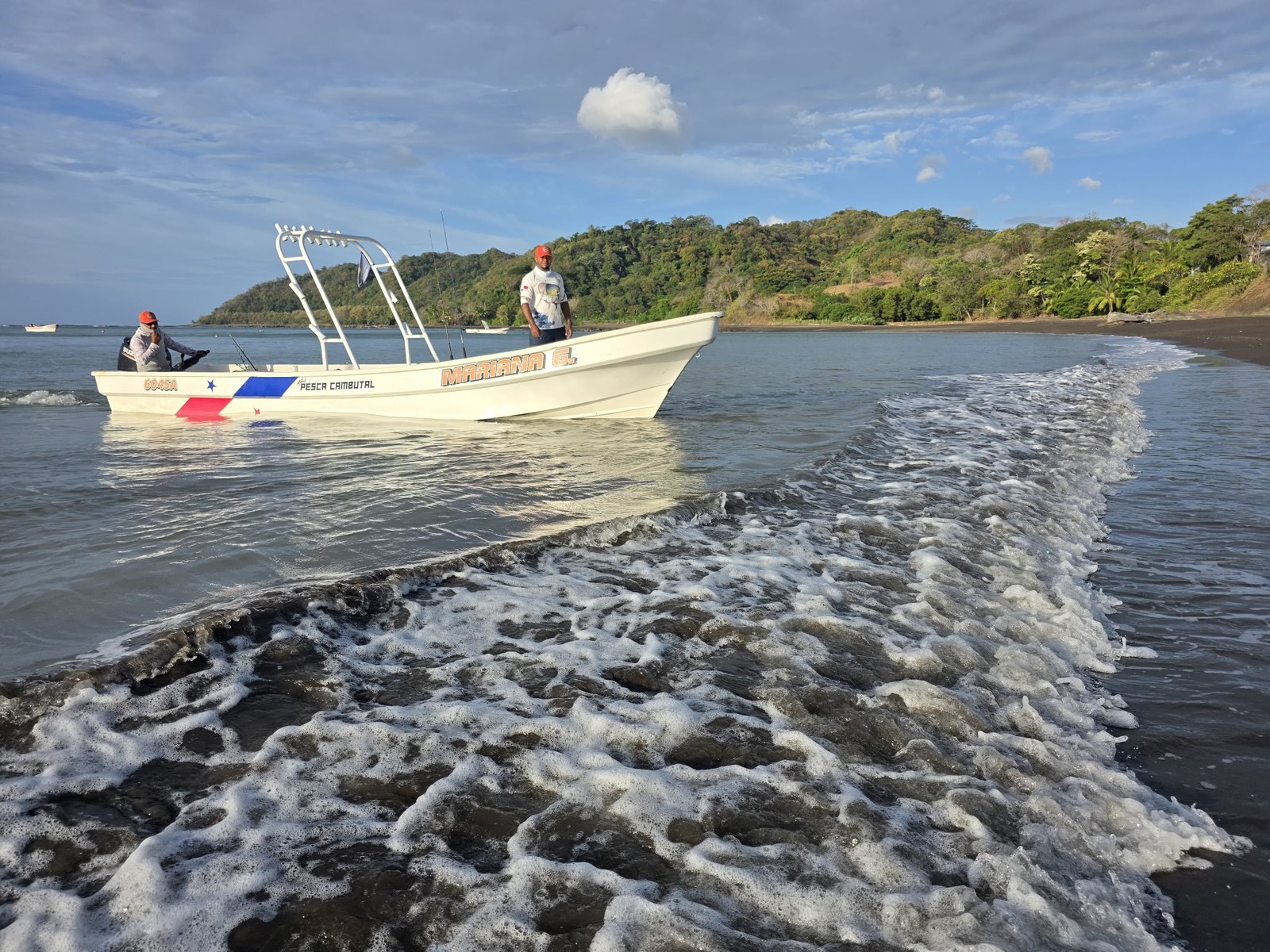 Embarcación de pesca deportiva en Cambutal, Panamá